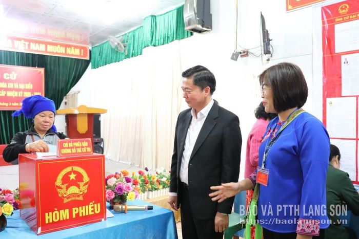 Đồng chí Đinh Hữu Học, Ủy viên Ban Thường vụ Tỉnh ủy, Phó Chủ tịch Thường trực UBND tỉnh kiểm tra điểm bỏ phiếu tại khối 28, phường Kỳ Lừa