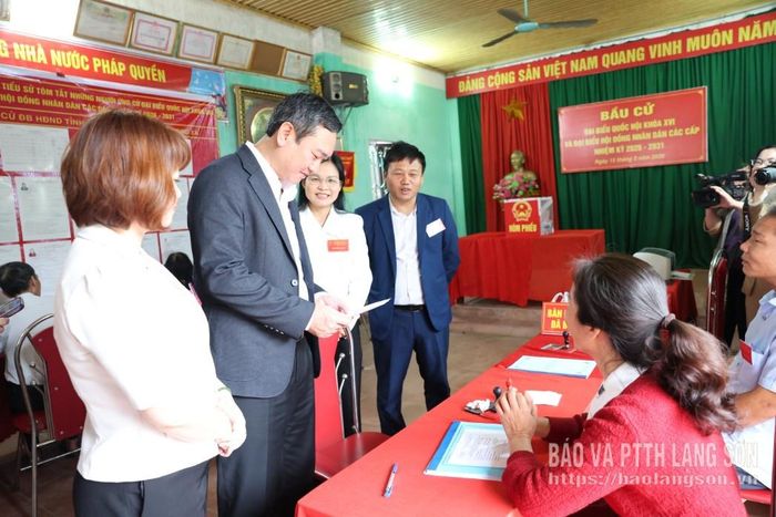 Đồng chí Nguyễn Cảnh Toàn Phó Bí thư Tỉnh ủy, Chủ tịch UBND tỉnh, Phó Trưởng Ban chỉ đạo, Chủ tịch Ủy ban bầu cử tỉnh kiểm tra công tác bầu cử tại xã Hữu Lũng