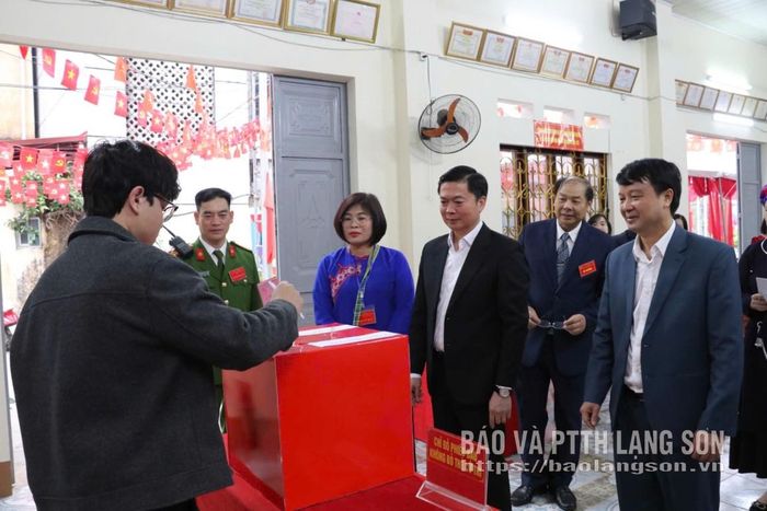 Đồng chí Đinh Hữu Học, Ủy viên Ban Thường vụ Tỉnh ủy, Phó Chủ tịch Thường trực UBND tỉnh kiểm tra điểm bỏ phiếu tại khối 27, phường Kỳ Lừa
