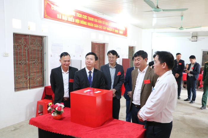 Đồng chí Nguyễn Hoàng Tùng, Ủy viên Ban Thường vụ Tỉnh ủy, Phó Chủ tịch Thường trực Ủy ban MTTQ Việt Nam tỉnh kiểm tra công tác bầu cử tại khu vực bầu cử thôn Đồng Phú, xã Khánh Khê