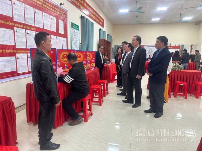 Tổ công tác số 3 thuộc Đoàn kiểm tra số 1 của tỉnh kiểm tra công tác bầu cử tại khu vực bỏ phiếu số 25 (khối Khòn Khuyên)