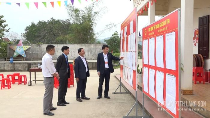 Đồng chí Nguyễn Đông Bắc, Giám đốc Báo và Phát thanh truyền hình Lạng Sơn-Thành viên Ủy ban bầu cử tỉnh kiểm tra bầu cử tại xã Thiện Tân