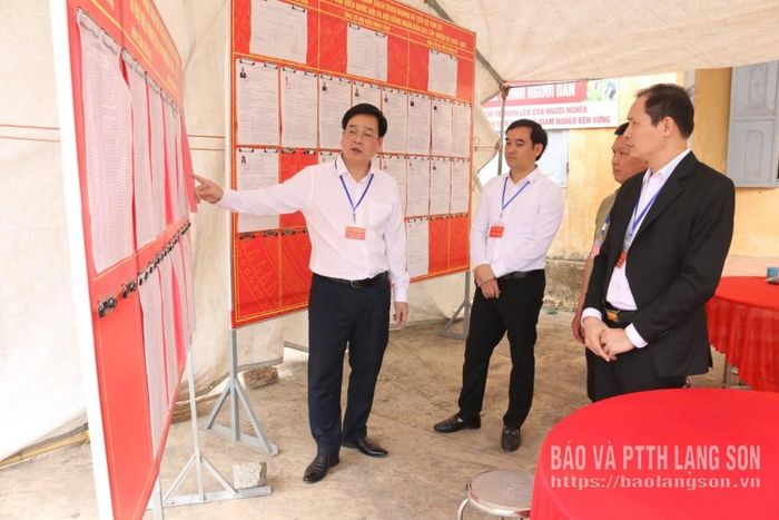 Đồng chí Vũ Hoàng Quý, Ủy viên Ban Thường vụ Tỉnh ủy, Chủ nhiệm Ủy ban Kiểm tra Tỉnh ủy kiểm tra công tác bầu cử tại xã Tân Thành