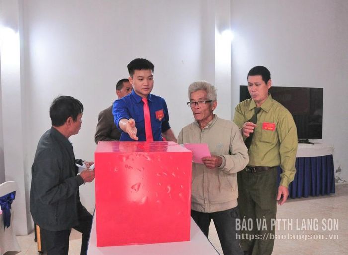 Đoàn viên thanh niên xã Na Dương hướng dẫn cử tri tham gia bỏ phiếu