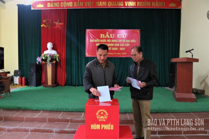 Cử tri xã Hưng Vũ bỏ phiếu bầu đại biểu Quốc hội khóa XVI và đại biểu HĐND các cấp nhiệm kỳ 2026-2031