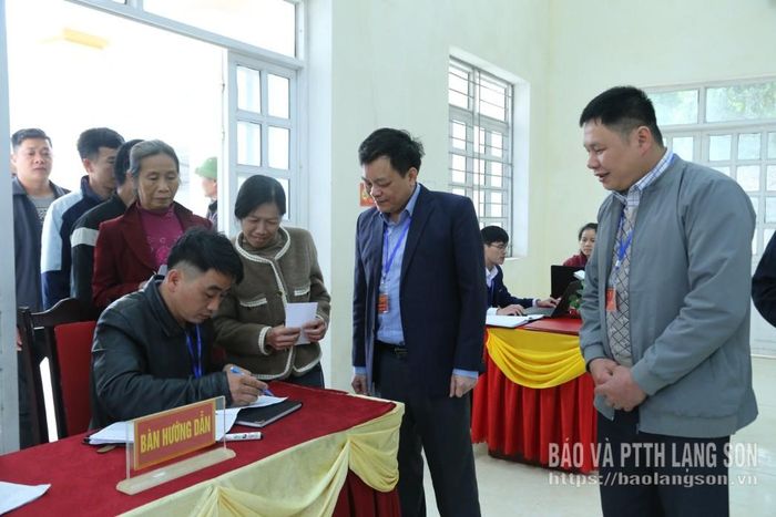 Đồng chí Nguyễn Quốc Khánh, Trưởng Ban Tuyên giáo và Dân vận Tỉnh ủy kiểm tra công tác bầu cử tại xã Tân Văn