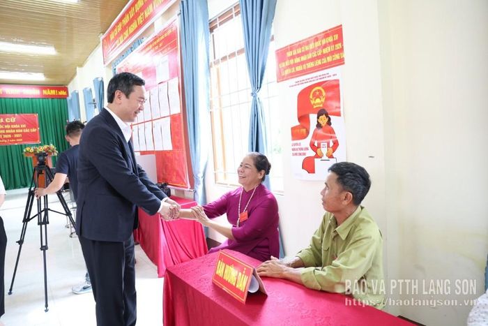 Đồng chí Nguyễn Cảnh Toàn Phó Bí thư Tỉnh ủy, Chủ tịch UBND tỉnh, Phó Trưởng Ban chỉ đạo, Chủ tịch Ủy ban bầu cử tỉnh động viên thành viên tổ bầu cử trên địa bàn xã Hữu Lũng