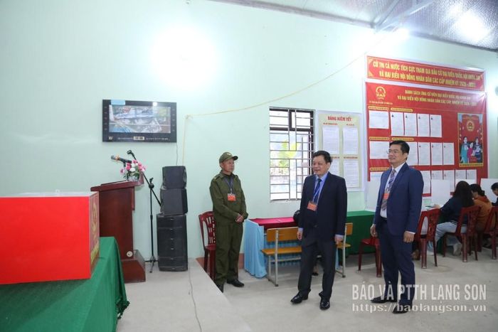 Đồng chí Nguyễn Quốc Khánh, Trưởng Ban Tuyên giáo và Dân vận Tỉnh ủy kiểm tra điểm bỏ phiếu tạin xã Bình Gia