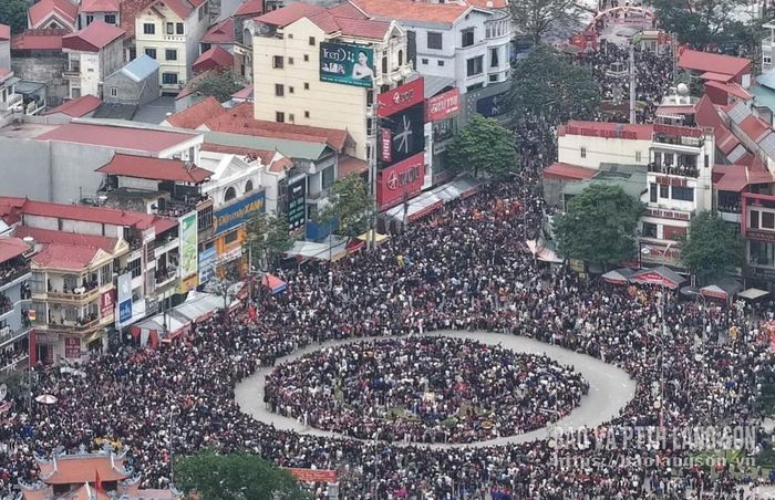 Lễ hội thu hút đông đảo người dân và du khách tham dự