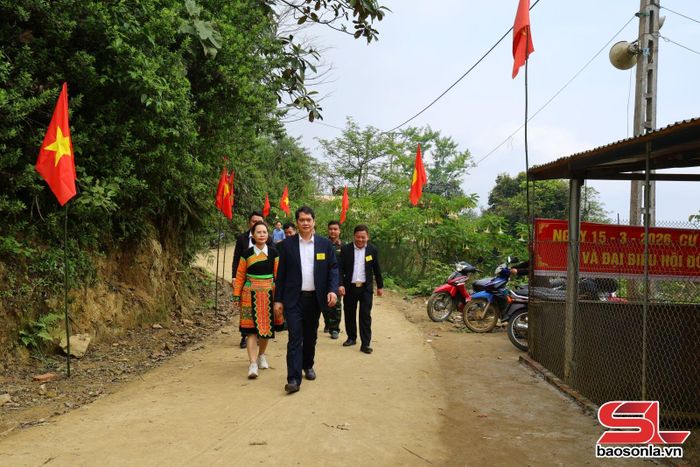 Đồng chí Phó Chủ tịch Thường trực HĐND tỉnh đi kiểm tra, chỉ đạo công tác bầu cử tại bản Suối Chát, xã Gia Phù.