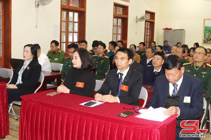 Đồng chí Nguyễn Minh Tiến, Phó Chủ tịch UBND tỉnh dự khai mạc và thực hiện bầu cử tại Khu vực bỏ phiếu số 05, phường Mộc Châu.