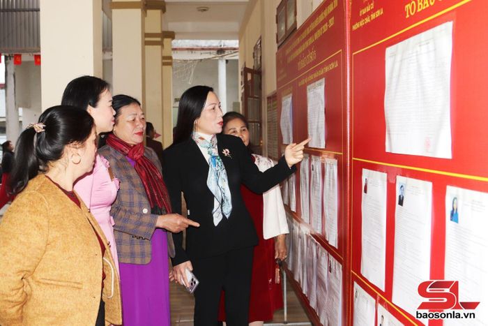 Các cử tri Khu vực bỏ phiếu số 05, phường Mộc Châu xem danh sách tiểu sử các ứng cử viên biểu Quốc hội và HĐND các cấp.