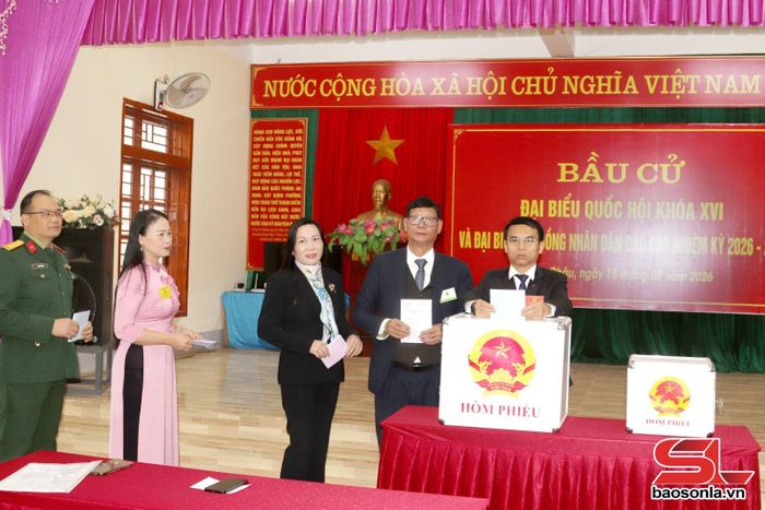 Đồng chí Nguyễn Minh Tiến, Phó Chủ tịch UBND tỉnh thực hiện bầu cử tại Khu vực bỏ phiếu số 05, phường Mộc Châu