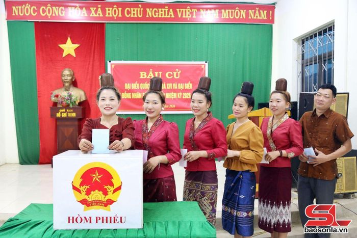 Cử tri bản Mường Và, xã Sốp Cộp bỏ phiếu bầu cử. Ảnh: Mạnh Hùng