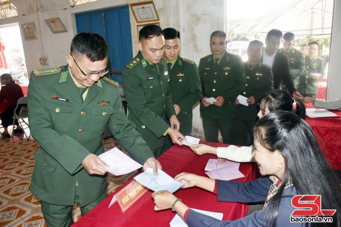Cán bộ, chiến sĩ Đồn Biên phòng Chiềng Khương nhận phiếu bầu cử. Ảnh: Vũ Tuấn