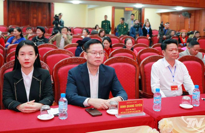 Đồng chí Đinh Quang Tuyên, Phó Bí thư Tỉnh ủy, Chủ tịch Ủy ban MTTQ tỉnh dự Lễ khai mạc Ngày bầu cử tại khu vực bỏ phiếu số 7, phường Bắc Kạn.