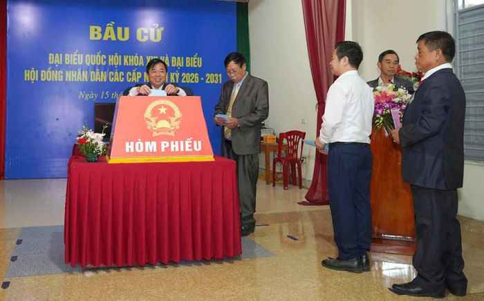 Đồng chí Bùi Văn Lương, Phó Bí Tỉnh ủy, Phó Chủ tịch Thường trực UBND tỉnh, bỏ phiếu tại khu vực bỏ phiếu số 11, phường Phúc Thuận.