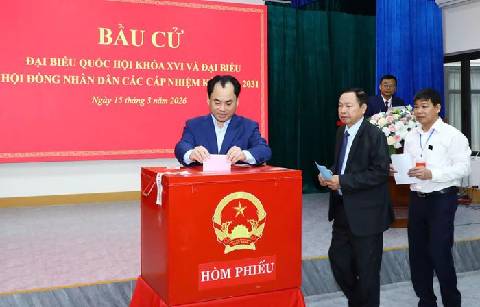 Đồng chí Trịnh Việt Hùng, Ủy viên Trung ương Đảng, Thứ trưởng Thường trực Bộ Nông nghiệp và Môi trường, bỏ phiếu tại khu vực bỏ phiếu số 6, phường Phan Đình Phùng.