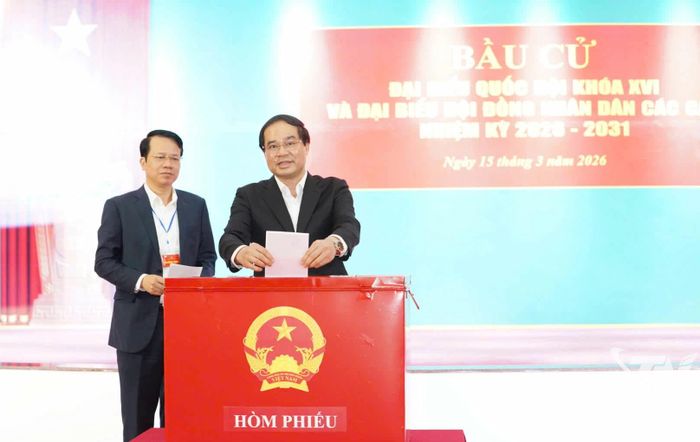Đồng chí Bí thư Tỉnh ủy Trịnh Xuân Trường bỏ phiếu tại khu vực bỏ phiếu số 25, phường Phan Đình Phùng.