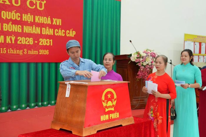 Anh Nguyễn Đức Việt, công nhân Công ty Yamaha Việt Nam, thực hiện quyền bầu cử.