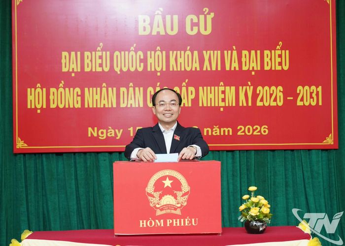 Đồng chí Nguyễn Đăng Bình thực hiện quyền bầu cử tại khu vực bỏ phiếu số 2, xã Chợ Mới.