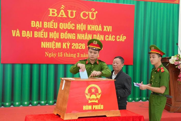 Cán bộ, chiến sĩ Công an bầu cử.