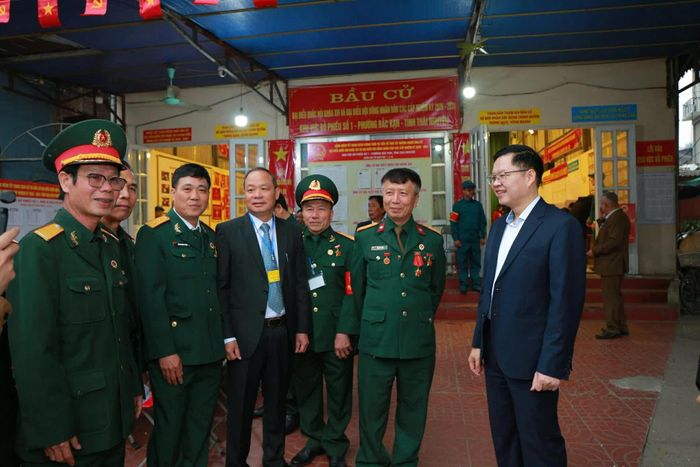 Đồng chí Đinh Quang Tuyên, Phó Bí thư Tỉnh ủy, Chủ tịch Ủy ban MTTQ tỉnh và các cử tri phường Bắc Kạn.