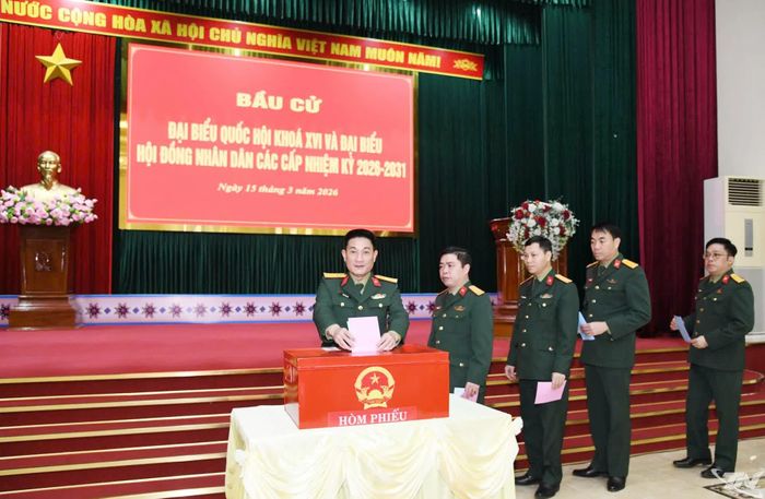 Đại tá Ngô Tuấn Anh, Ủy viên Ban thường vụ Tỉnh ủy, Chỉ huy trưởng Bộ CHQS tỉnh, bỏ phiếu tại khu vực bỏ phiếu số 20, phường Phan Đình Phùng.