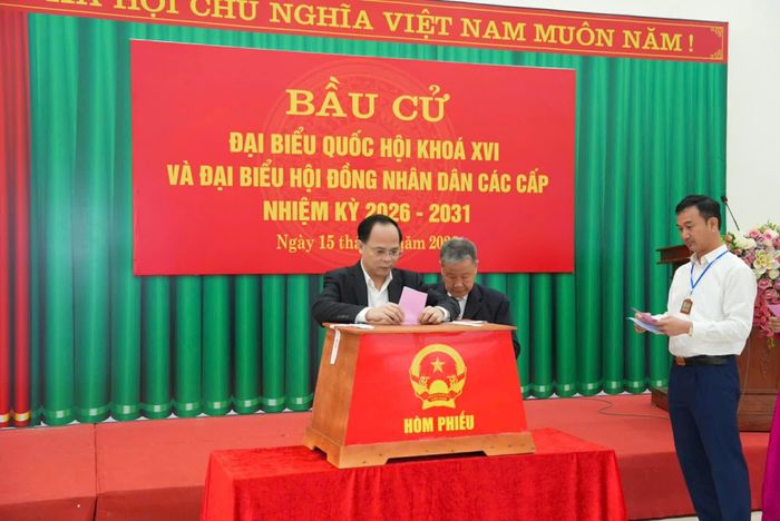 Đồng chí Nguyễn Linh, Ủy viên Ban Thường vụ Tỉnh ủy, Phó Chủ tịch UBND tỉnh, bỏ phiếu tại phường Vạn Xuân.