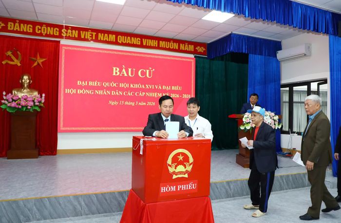 Cử tri thực hiện quyền bầu cử.