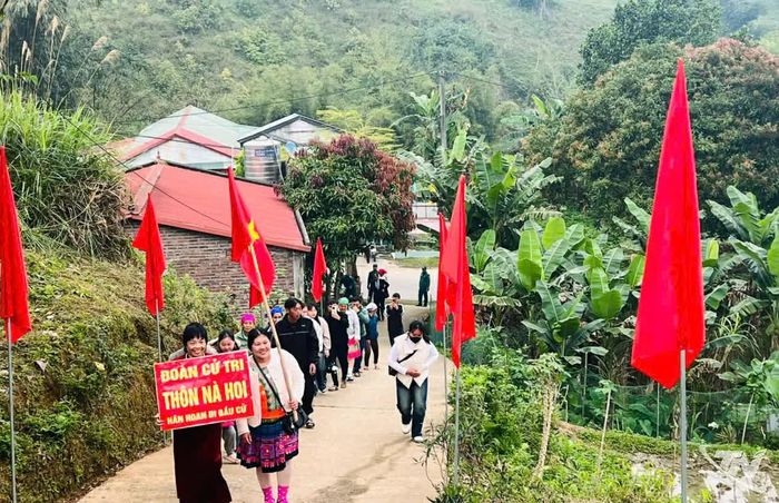 Cử tri thôn Nà Hoi (xã Phủ Thông) hân hoan trong ngày bầu cử.