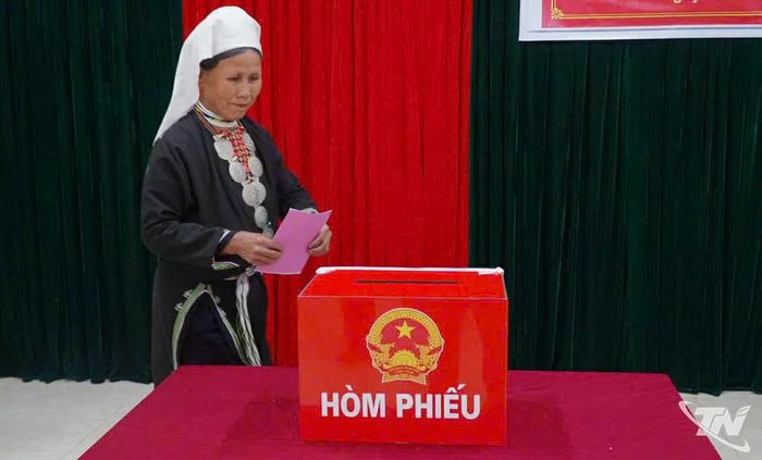 Cử tri bỏ phiếu tại khu vực bỏ phiếu số 7, xã Thượng Quan.