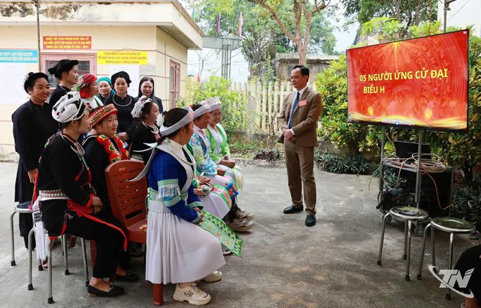 Cử tri tìm hiểu danh sách ứng cử viên tại Tổ bầu cử số 1, xã Bằng Thành - địa phương xa nhất ở phía bắc tỉnh Thái Nguyên.