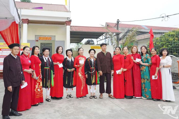 Cử tri xã Phúc Thuận trong ngày hội non sông.