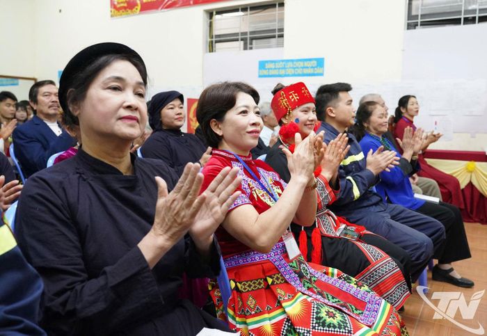 Cử tri là đồng bào dân tộc thiểu số ở xã Chợ Mới hân hoan trong ngày bầu cử.