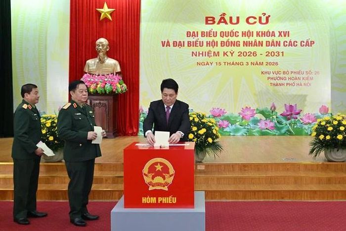 Chủ tịch nước Lương Cường bỏ phiếu bầu cử đại biểu Quốc hội khóa XVI và đại biểu Hội đồng Nhân dân các cấp nhiệm kỳ 2026-2031- Ảnh: Thủy Nguyên