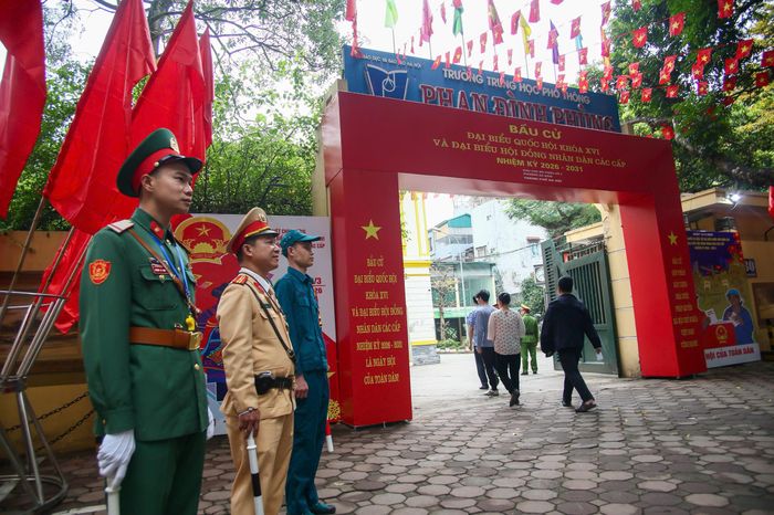 Các lực lượng công an, quân đội bảo vệ an ninh trật tự ở điểm bỏ phiếu tại Hà Nội.