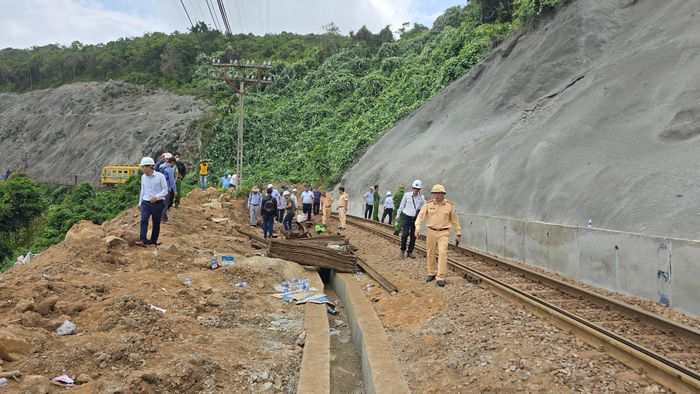 Lực lượng CSGT kiểm tra hiện trường đá lăn.