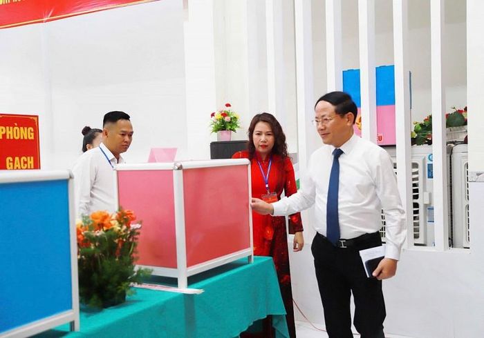 Ông Phạm Anh Tuấn - Chủ tịch UBND tỉnh Gia Lai kiểm tra hòm phiếu tại điểm bầu cử trong ngày 15/3.