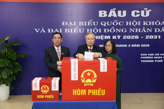 Nguyên Ủy viên Bộ Chính trị, nguyên Thường trực Ban Bí thư Trần Quốc Vượng bỏ phiếu bầu cử tại Khu vực bỏ phiếu số 21, phường Ngọc Hà, Hà Nội