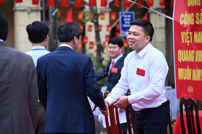 Tổ bầu cử luôn túc trực từ sớm để đón tiếp, hướng dẫn cử tri. Ảnh: Cử tri