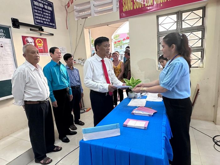 Chủ tịch Hội đồng Dân tộc Lâm Văn Mẫn nhận phiếu bầu