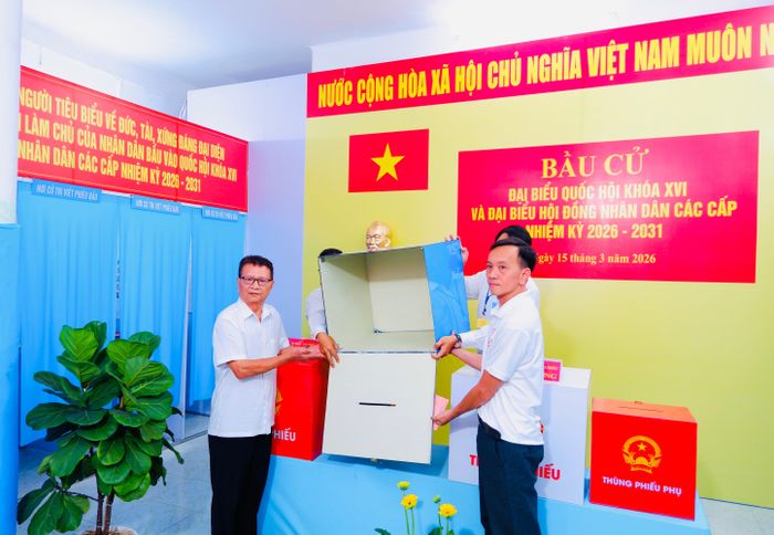 Tổ bầu cử thực hiện công tác kiểm tra thùng phiếu