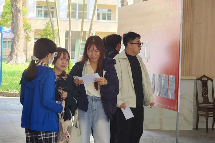 Khu vực bỏ phiếu số 12 tại Trường Đại học Khoa học Huế có trên 1.900 cử tri là sinh viên. Cử tri mong muốn các đại biểu được bầu sẽ quan tâm đến việc giải quyết việc làm cho thanh niên, sinh viên mới ra trường