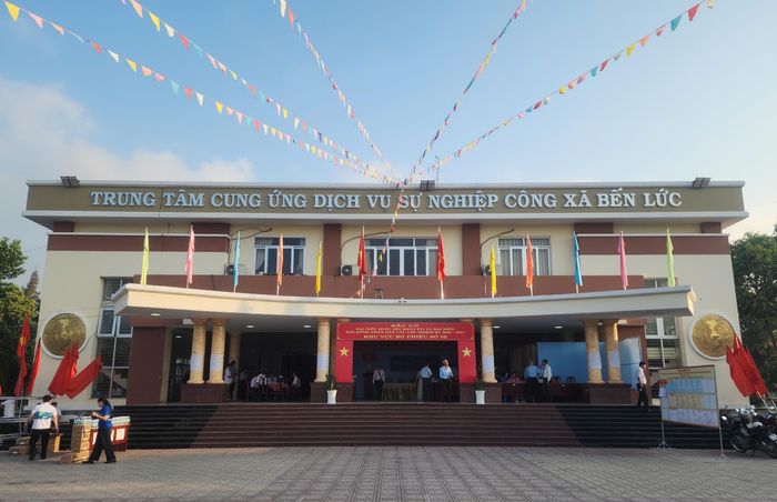 Điểm bỏ phiếu tại Trung tâm cung ứng dịch sự nghiệp công xã Bến Lức