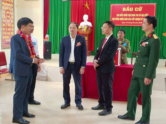 Trưởng Ban Pháp chế HĐND tỉnh Nghệ An Phạm Thành Chung cũng lãnh đạo xã Sơn Lâm kiểm tra công tác tổ chức bầu cử tại khu vực bỏ phiếu bản Thanh Dương.