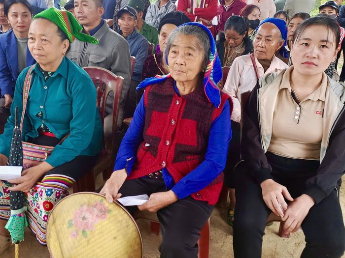 Bà con có mặt từ sáng sớm tham dự ngày hội