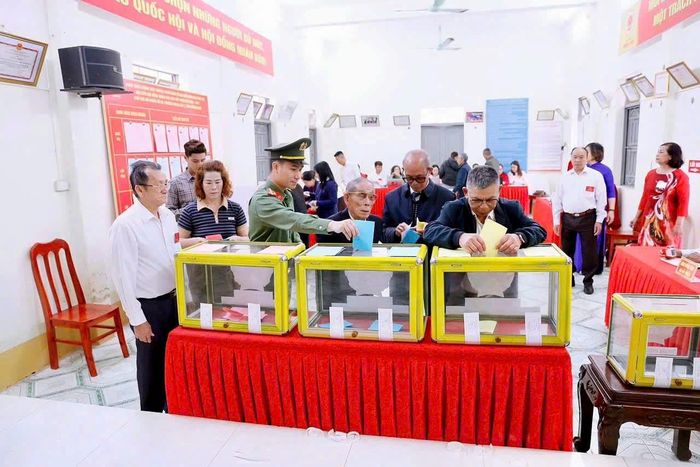 Cử tri các địa phương tích cực tham gia bỏ phiếu