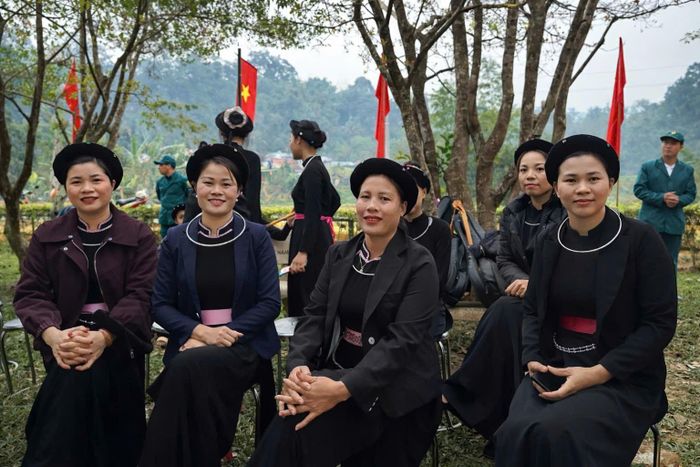 Ngay từ tờ mờ sáng, đông đảo cử tri Điểm bầu cử số 1 - đình Tân Trào (xã Tân Trào) đã có mặt tại điểm bỏ phiếu trong trang phục truyền thống của dân tộc Tày