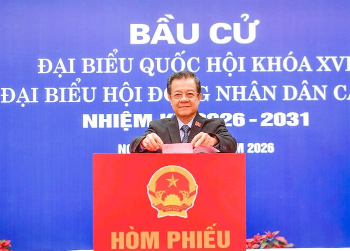 Phó Trưởng Ban Nội chính Trung ương Lê Hồng Quang bỏ phiếu tại điểm bầu cử số 20, phường Đống Đa, TP. Hà Nội